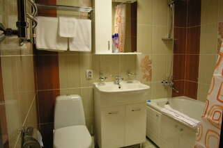 Гостиница Орбита Усинск Улучшенный номер с кроватью размера «king-size»-4