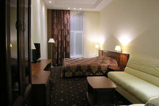 Гостиница Орбита Усинск Улучшенный номер с кроватью размера «king-size»-1