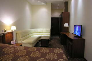 Гостиница Орбита Усинск Улучшенный номер с кроватью размера «king-size»-2